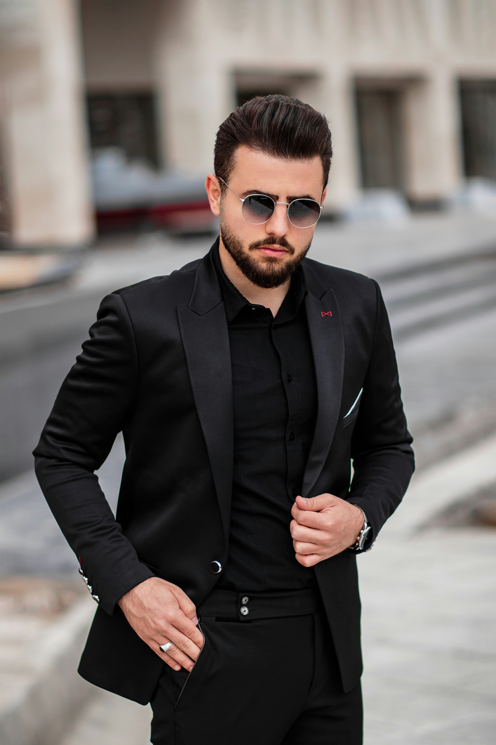 إطلالة كلاسيكية سوداء