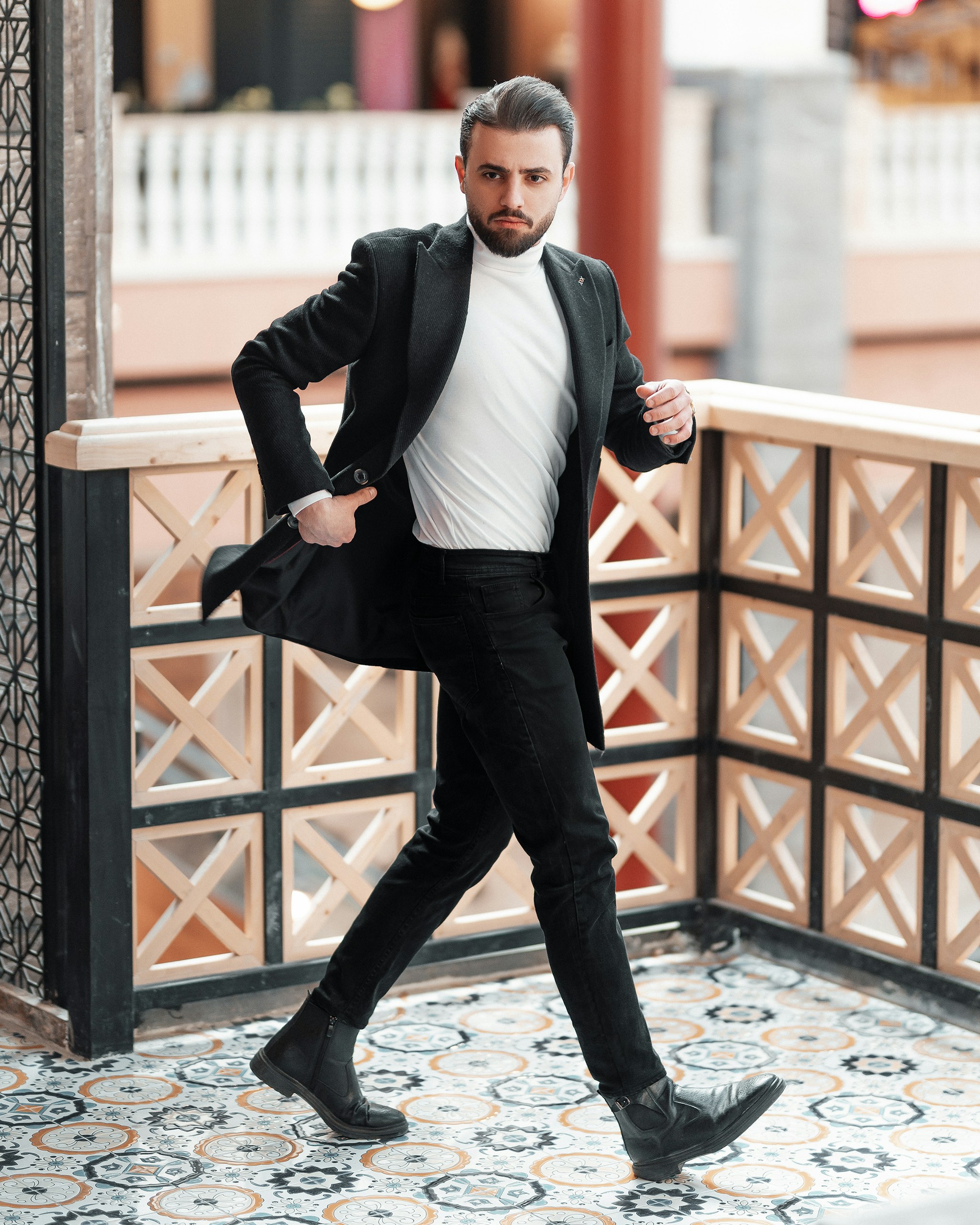 إطلالة مسائية سوداء مع كنزة بيضاء
